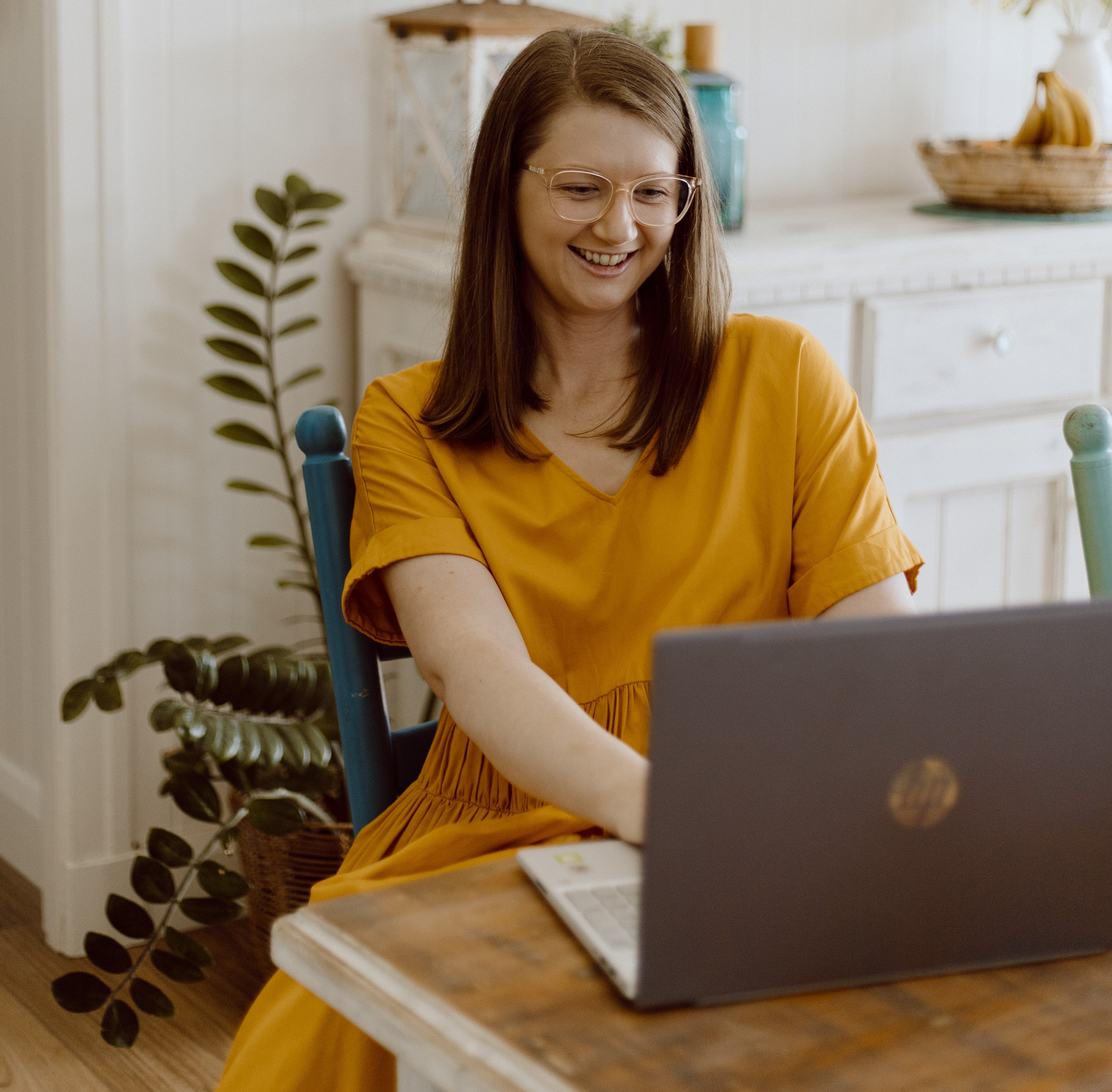 Mel Van Schelven, Oral Health Therapist and founder of The Face Place, working on her laptop while creating educational content for parents about children’s oral health, sleep, breathing and dental development.