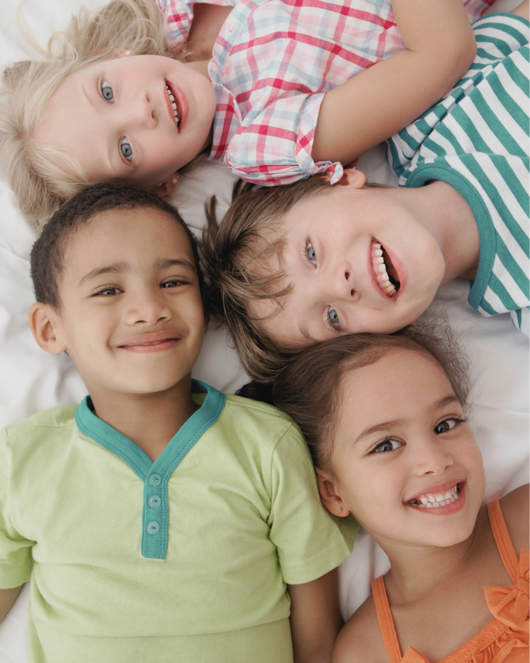 Smiling children showing healthy teeth, representing oral health and jaw development in childhood.